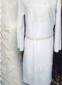 Ручна вишивка - плаття бісер біле троянди