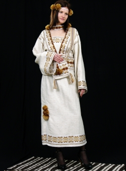 Ручна вишивка - костюм тканий на верстаті
