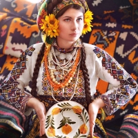 Український національний одяг ручної роботи
